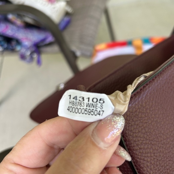 Elegant Burgundy Crossbody Bag with Intricate Design - Picture 4 of 5